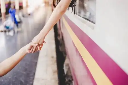 她必须去某个地方很长一段时间.他们通过牵手而告别.