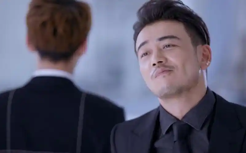 影视剧中的油腻行为大赏,杨烁演霸总,总是能不经意的溅一身油