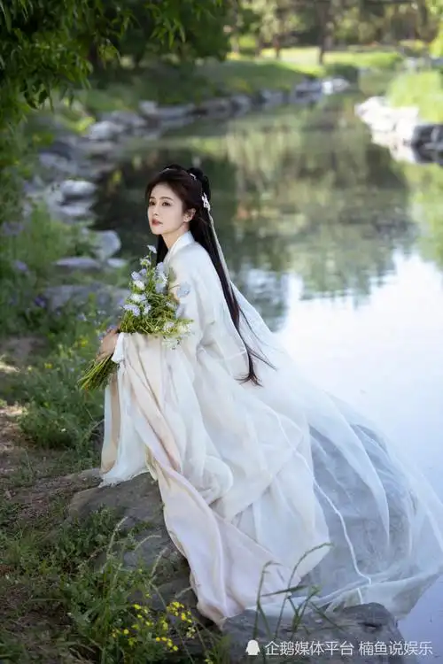 白鹿是仙女下凡吧?穿古装拍古风写真,置身湖边宛如温柔大小姐