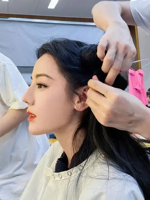 新鲜的@dear-迪丽热巴 妆造侧拍掉落,侧脸亮片眼妆好闪