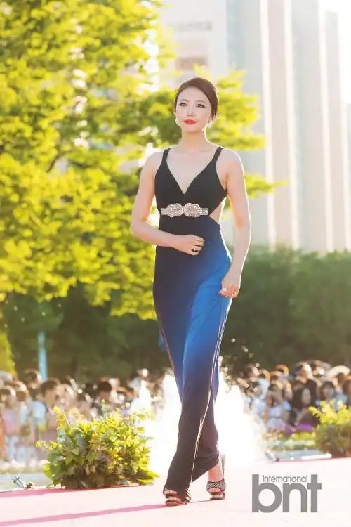 富川电影节开幕 女星内衣外穿抢风头