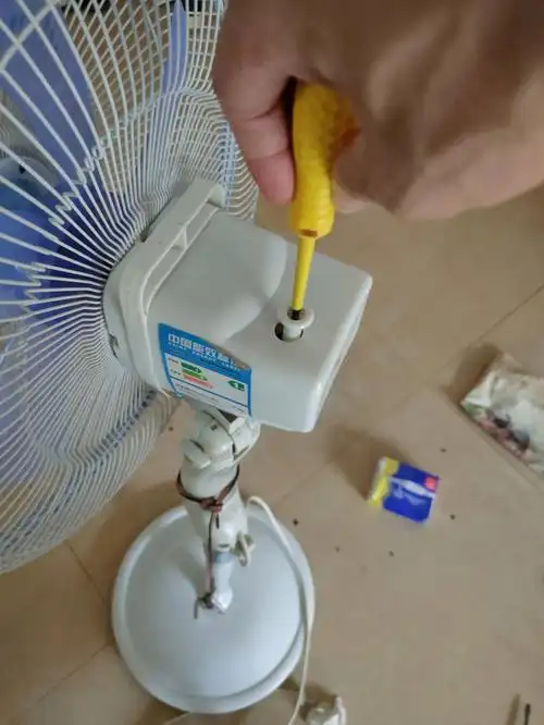 手动档机械落地风扇加油步骤