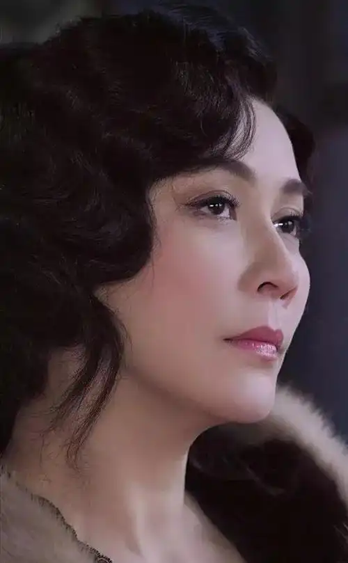 刘嘉玲亮相亚洲电影节大秀好身材网友这么大岁数没必要吧