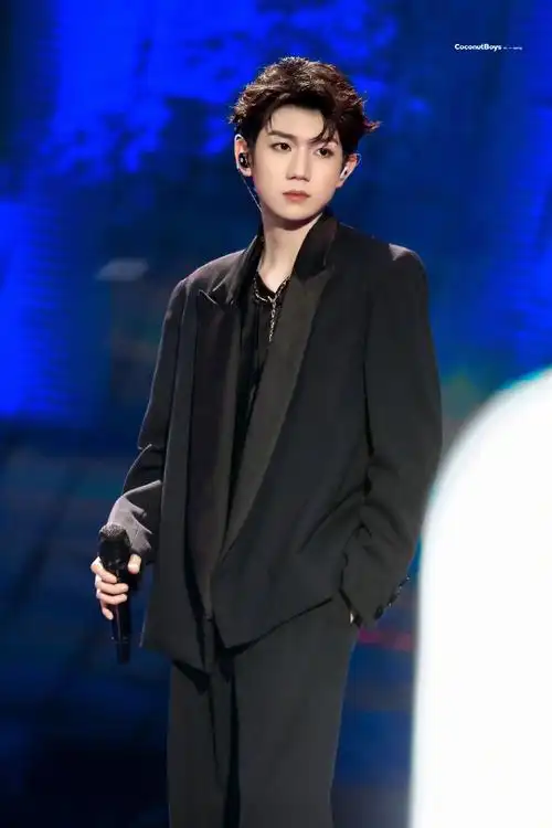 王源超话年末屋顶大片,353637343039 31303633