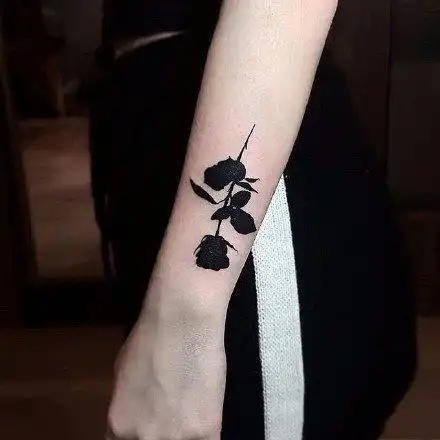 黑玫瑰纹身精致的一组黑玫瑰纹身图案欣赏