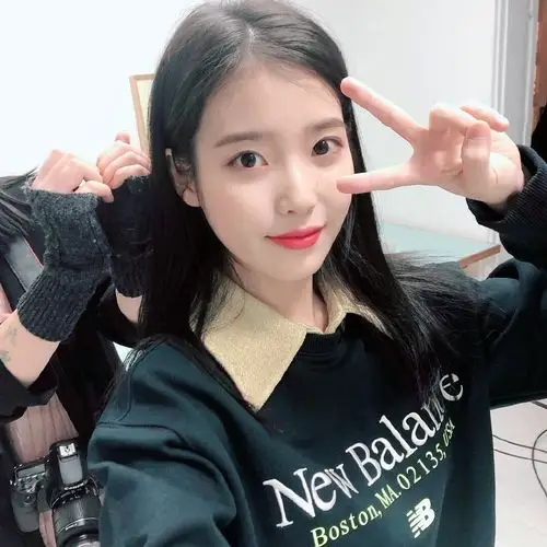 [iu][分享]190221 出现在别人sns的新鲜自拍 剪刀手iu可爱暴击!