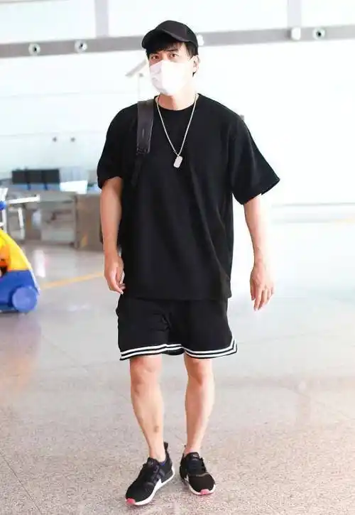 而且男生们在身材美丽上还是非常容易的,赫子铭"大叔"年纪状态好,帅气