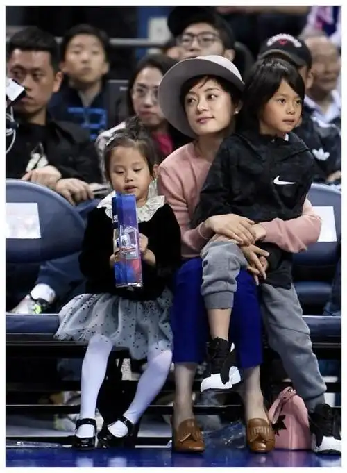 孙俪带女儿比赛被拍穿着普通不起眼但这就是生活中的真实样