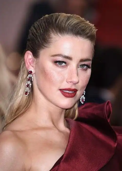 约翰尼德普前妻艾梅柏希尔德亮相戛纳酒红礼服尽显性感高贵