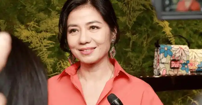 葬礼上,周润发一把抱住这个刚成为寡妇的女人,40年的情谊至今未断_钟