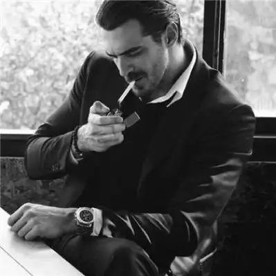 成熟沧桑大叔男人抽烟头像 黑白(男生头像成熟大叔抽烟)