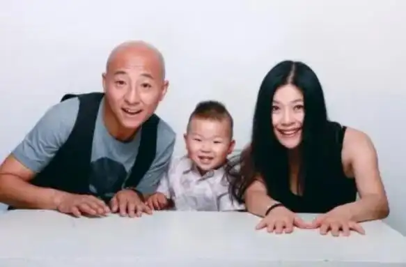 扫黑风暴主演周晓鸥酗酒不羁的摇滚浪子被妻子降服了