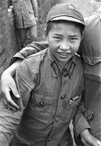 认为照片上不是红军的朋友把这张照片也作为一个证据,认为画面正中的