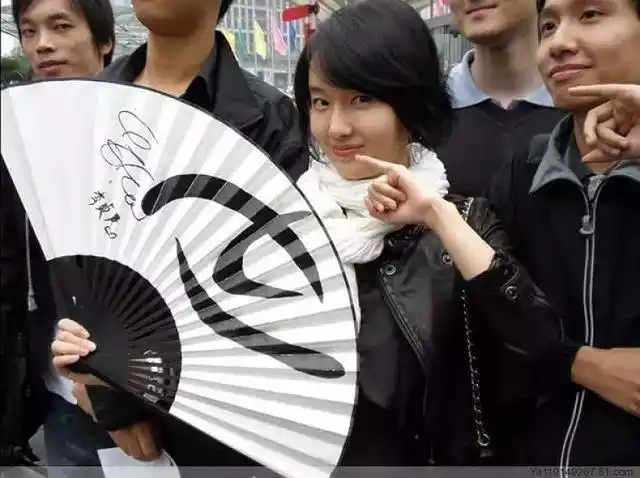 38岁李贞贤近照,曾凭一曲扇子舞爆红,因错说一句话遭抵制!_网易订阅