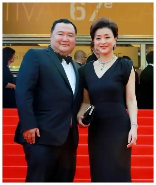 所以像吴征一样的体型的男性,可以穿比较偏直筒,稍微带点修身的视觉