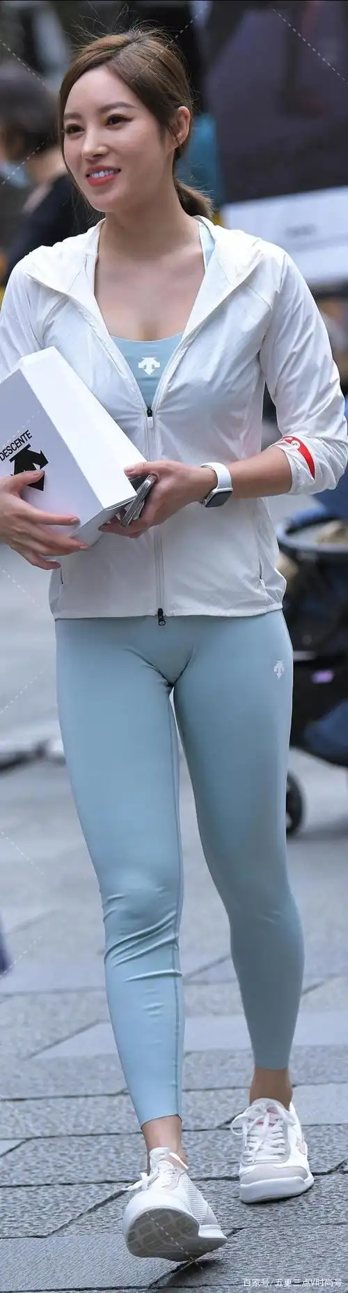 拥有好心情的瑜伽美女,浅蓝紧身裤太阳光了!