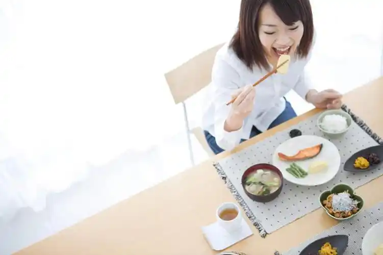 海鲜,米饭,东方人,一个人,坐,吃,横图,俯视,室内,白天,餐桌,筷子,桌子