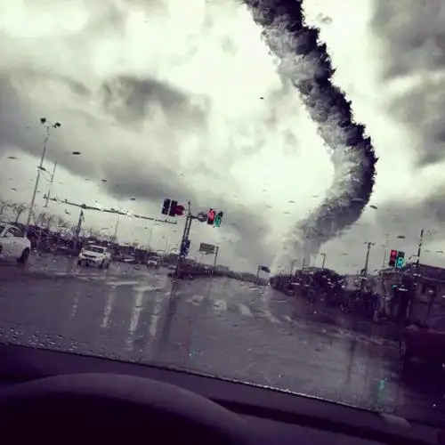 网传上海刮"龙卷风"了 网友回应:照片太假系合成