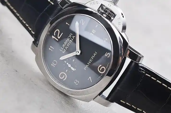 沛纳海 三明治黑盘小三针日历