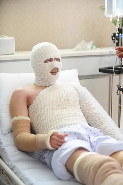 【2012.06.05】【影视】《幽灵》崔丹尼尔全身打石膏的照片成为话题