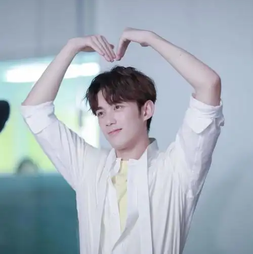 元气少年还对镜头卖萌比心,引得粉丝纷纷留言认领,是送给自己的"小心