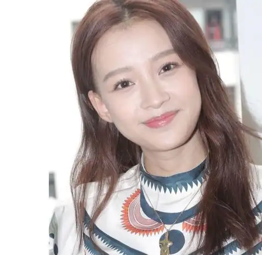 不管生孩子之前啥样,生完孩子之后的孙怡脸已经会反光了!