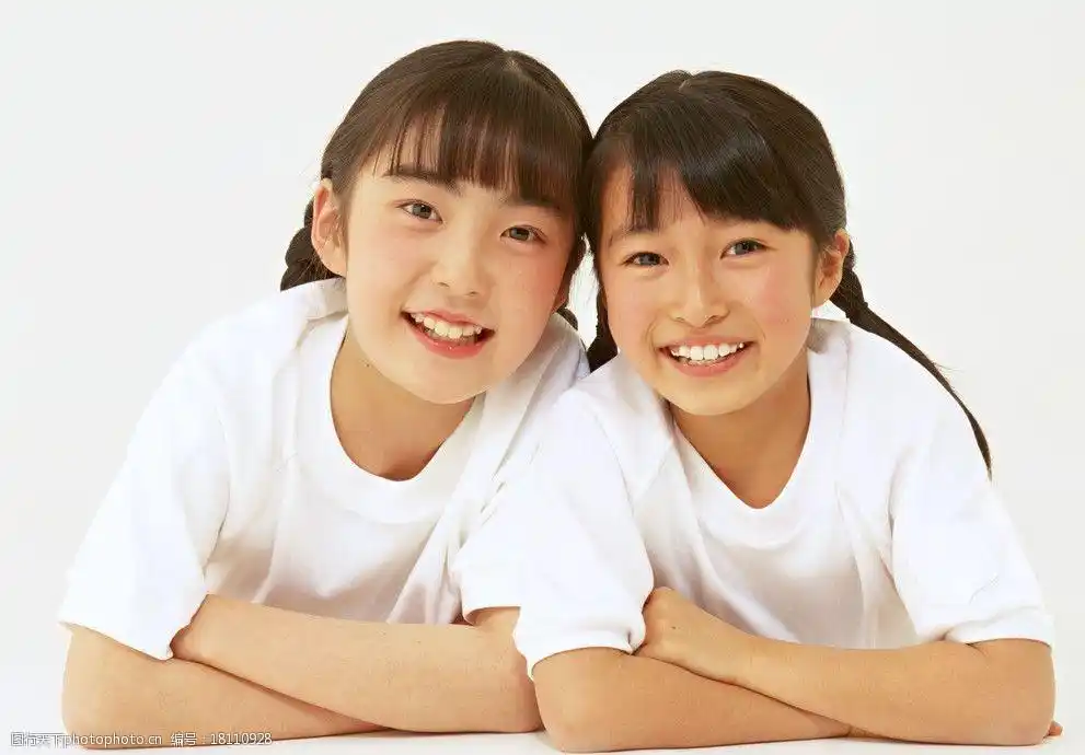 两个灿烂微笑的小女孩小姐妹图片