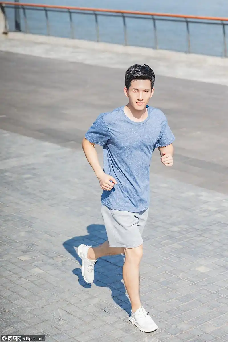 男性户外跑步