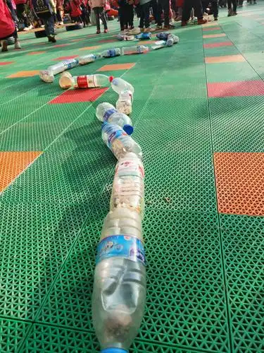 废弃的矿泉水瓶也能被幼儿园老师玩出新高度哦
