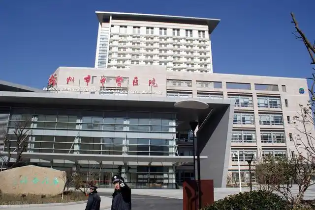 天色已晚,这位老人一直站在医院大门口时时张望,不愿意离去|看医生|走