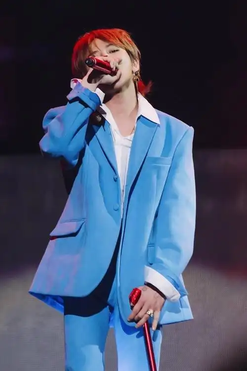 权志龙蓝色西装帅气写真