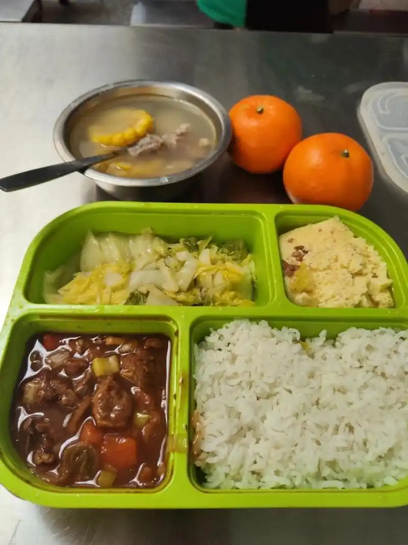 这是我儿子学校25元一份的盒饭,你们看像不像预制菜?值这个价吗?