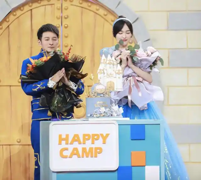 唐嫣37岁生日晒甜美照,穿公主裙爬梯子,堪称迪士尼在逃公主