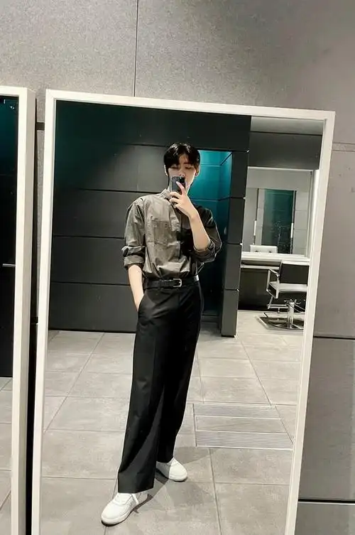 男爱豆对镜自拍大比拼