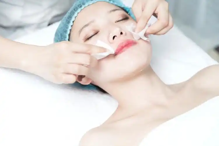 面部清洁图片蓝色简约透润水面膜海报面膜宣传ui海报手绘卡通美容护理