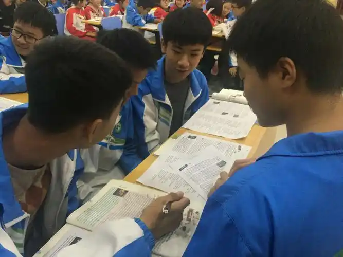 瞧,学生正在进行小组讨论活动.