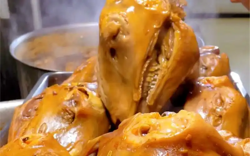 热呼呼的羊头出锅了