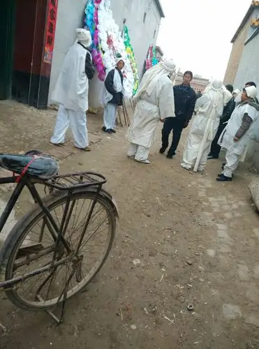 引用 河北丧事中做孝服絻孝鞋的场面