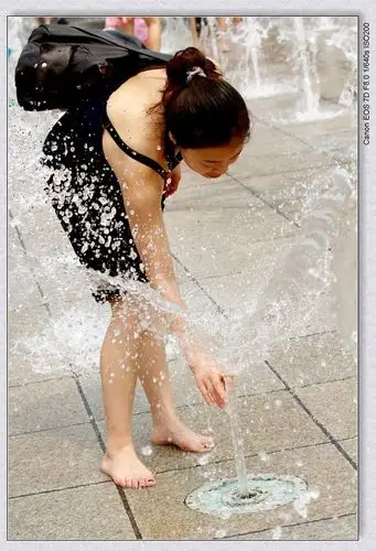 广场戏水的女孩儿