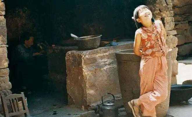 90年代农村老照片,青年穿西装抽烟扮酷,东北老大爷在雪地燎猪头