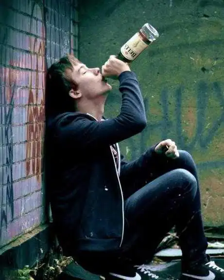 一个人躲在无人的角落喝闷酒