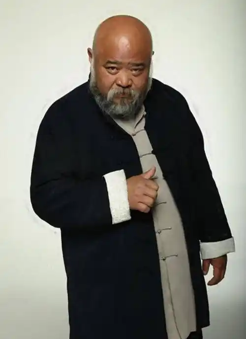 不顾医生劝阻,每天2包烟,顿顿8两白酒的演员李琦,如今变成这样_演艺