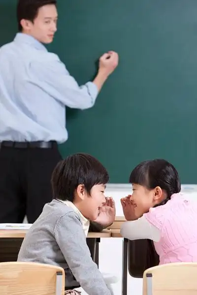 小学生课堂上说悄悄话