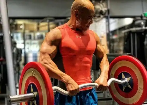 68岁大爷健身25年,一身腱子肉,还因健身结识了小13岁的妻子