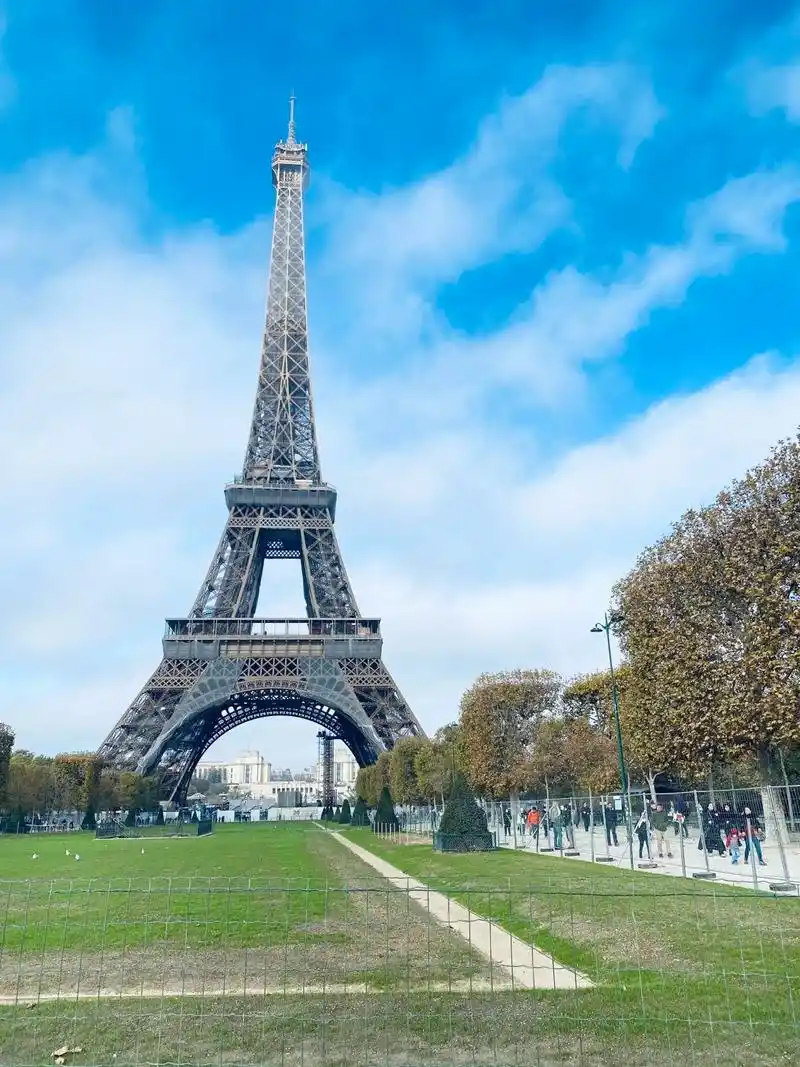 #埃菲尔铁塔.法国巴黎城市地标.带你从远至近,从下至上,欣赏 - 抖音