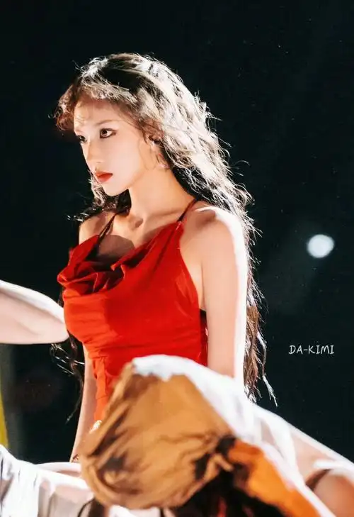 裙#程潇《了不起舞社2》异域风红裙舞台照释出~红衣美人程潇太漂亮了