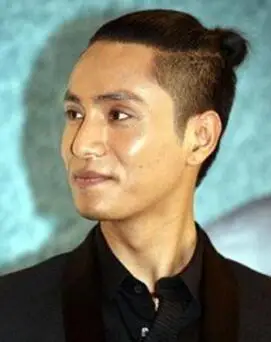 两边剃掉中间扎辫子的发型 绝对个性男生发型