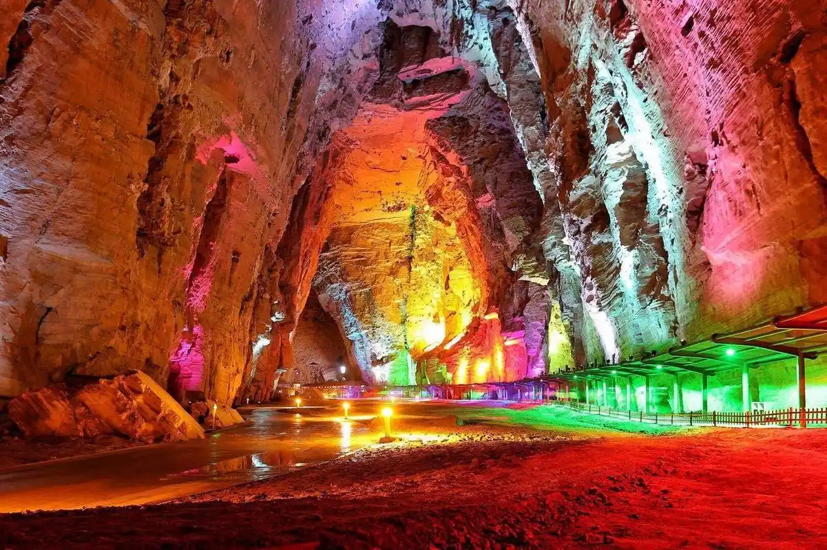 一目的地:湖北省恩施州利川市腾龙洞风景区  二交通: (1)公共交通