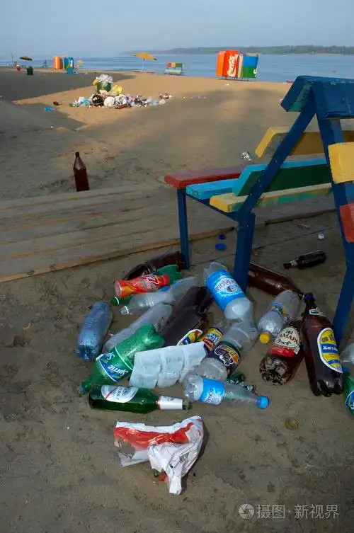 海滩上的垃圾照片-正版商用图片017c3w-摄图新视界