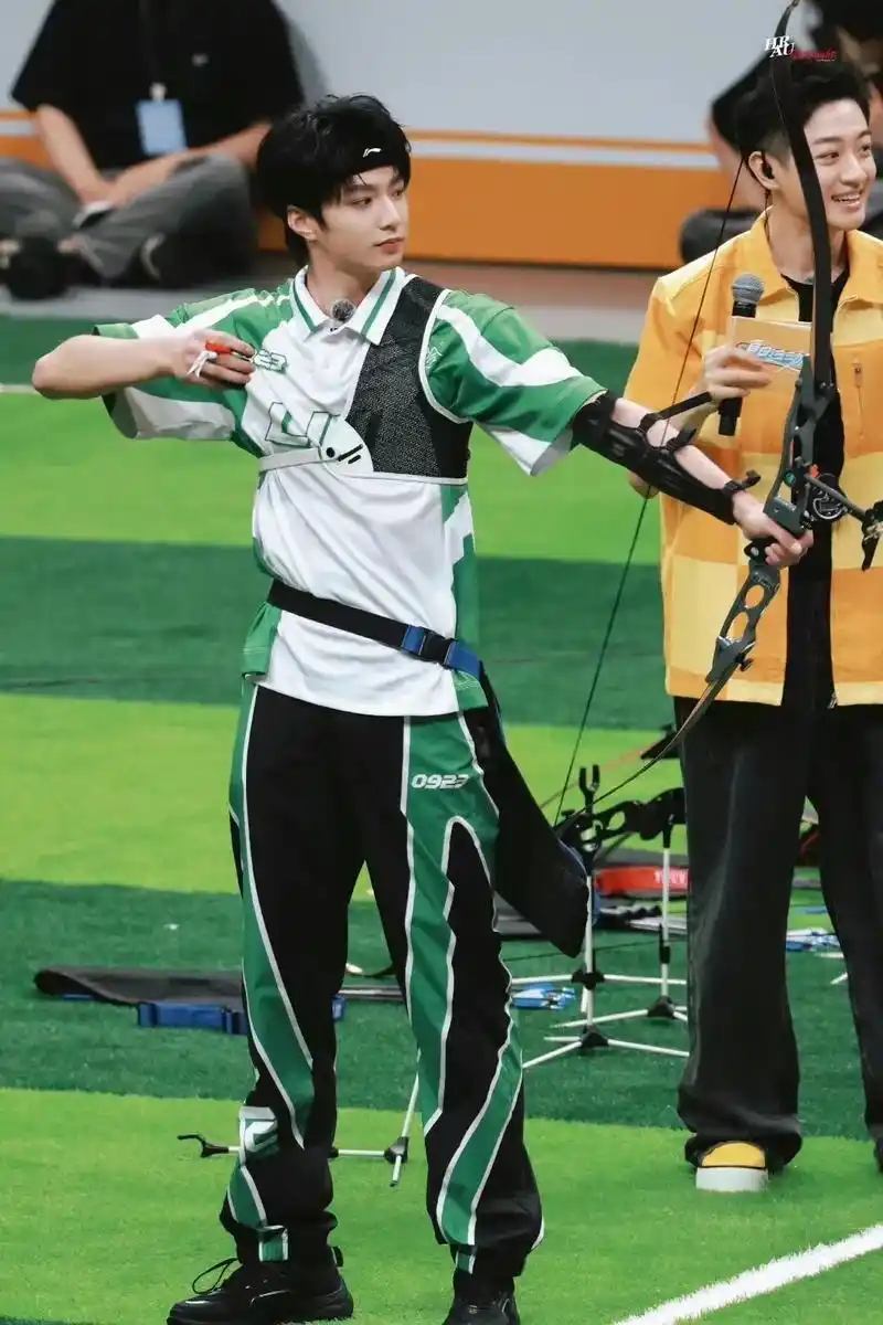 文哥霸气#刘耀文 #射箭 #tf家族夏季运动会 - 抖音